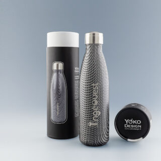 Bouteille Isotherme 500ml avec motif Carbone et logo gravé au laser : un accessoire pratique et personnalisable.