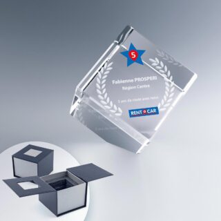 Cube à pan coupé en verre de 4 cm avec gravure laser 3D et marquage couleur personnalisés, présenté dans un coffret rigide.