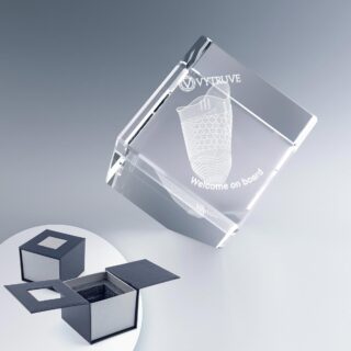 Cube à pan coupé en verre de 5 cm avec gravure laser 2D ou 3D personnalisée, livré dans un coffret rigide de présentation.