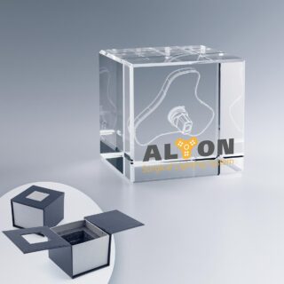 Cube en verre personnalisé avec logo gravé en 3D.