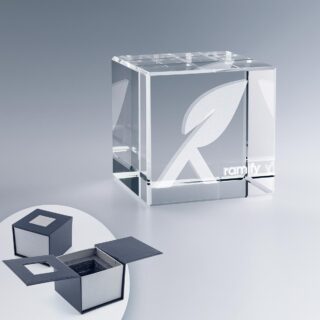 Cube en verre personnalisé avec logo gravé en 3D, présenté avec sa boîte cadeau.