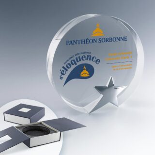 Trophée rond en verre avec étoile et impression numérique couleur personnalisée, livré dans un coffret de présentation.