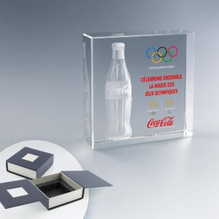 Trophée d'Excellence en Verre Carré avec Gravure 3D et Marquage Numérique en Couleur – Hommage au Partenariat Olympique