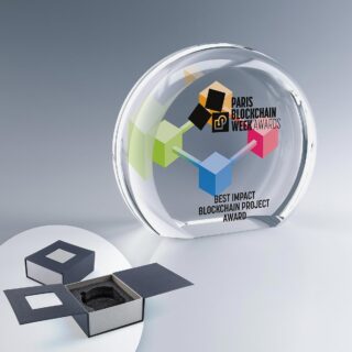 Trophée rond demi-lune en verre avec impression couleur personnalisée et coffret rigide de présentation.