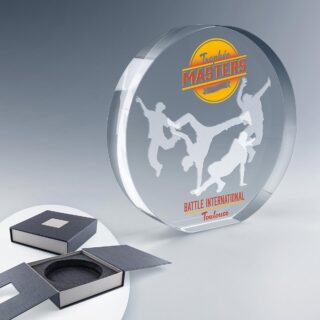 Trophée rond lune en verre personnalisable avec impression couleur et gravure laser 2D, livré dans un coffret rigide.