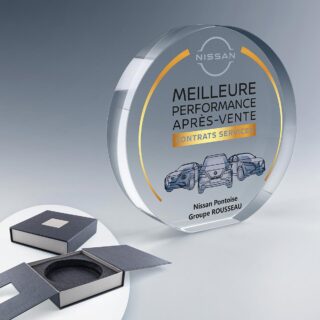 Trophée rond en verre effet lune avec impression numérique couleur personnalisée, livré dans un coffret rigide de présentation.