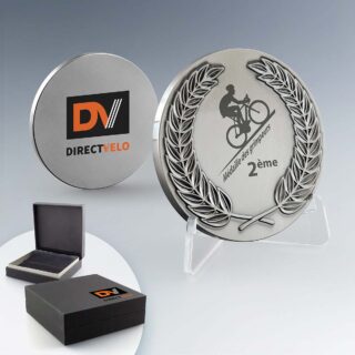 Médaille en argent avec impression numérique couleur du logo DirectVelo et inscription "Médaille des grimpeurs 2ème" entourée d'une couronne de lauriers en relief.