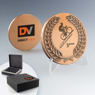 Médaille de bronze avec impression numérique couleur du logo DirectVelo et l'inscription "Médaille des grimpeurs 3ème" entourée d'une couronne de lauriers.