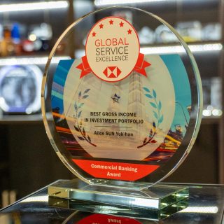 Trophée rond en verre sur socle personnalisé.
