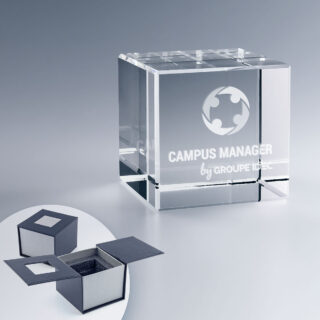 Cube en verre 5 cm personnalisé avec un logo circulaire et du texte gravés, accompagné de son coffret cadeau.