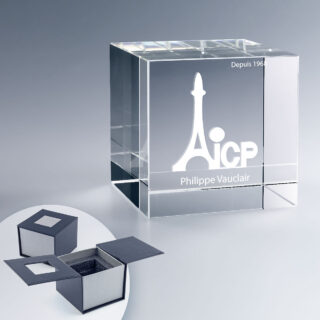Cube en verre 8 cm avec personnalisation du logo en gravure laser 2D