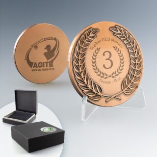 Médaille Couronne de Lauriers en métal Bronze personnalisée au laser avec logo, dans boîte élégante et chevalet.