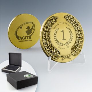 Médaille Couronne de Lauriers en métal Or personnalisée au laser recto-verso avec logo, dans boîte luxueuse et chevalet.