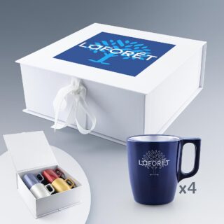 Coffret blanc contenant quatre mugs de 25 cl avec un logo personnalisé, présentés avec un ruban décoratif.