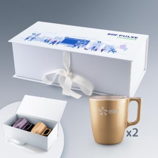 Coffret Duo de Mugs 25 cl dorés avec logo, présenté dans un coffret blanc avec impression couleur numérique et un ruban