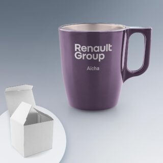 Mug personnalisé couleur lavande de 25 cl avec prénom Aicha et logo, présenté à côté d'une boîte en carton.
