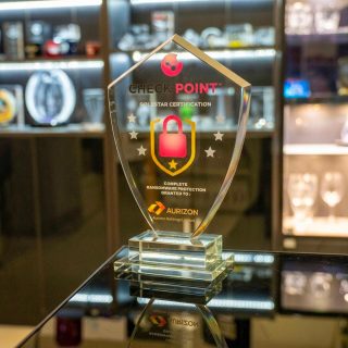 Trophée Emblème en verre sur socle, personnalisé avec les logos Check Point et Aurizon, un cadenas rouge et des étoiles.