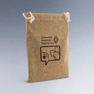 Sac en liège écologique personnalisé avec un logo pour transporter un trophée en bois.