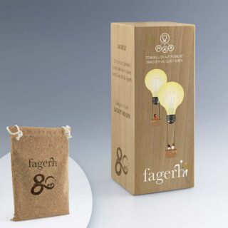 Trophée en bois rectangle personnalisé avec gravure laser et impression de logos, présenté dans un sac en liège.