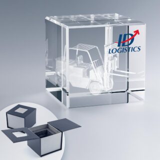 Cube en verre personnalisé avec gravure 3D d'un chariot élévateur et texte.