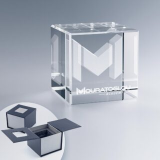 Cube en verre avec gravure 3D personnalisée d'un logo et texte.