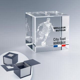 Cube en verre personnalisé avec gravure 3D de joueur de football et texte.