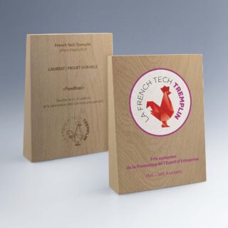 Grand trophée en bois trapèze personnalisé sur les deux faces avec logos et textes gravés.