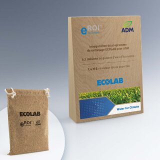 Grand trophée en bois avec impression couleur personnalisée et sac en liège.