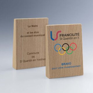 Trophée Trapèze en bois avec personnalisation double face, gravure laser et marquage couleur.