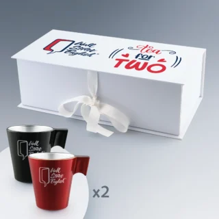 Deux mugs de 22 cl personnalisés avec logo, présentés dans un coffret élégant avec ruban.