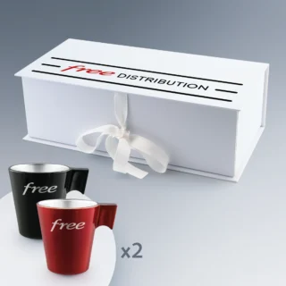 Mugs effet métallisé de couleurs différentes avec le mot logo, à côté d'un coffret blanc avec un ruban.