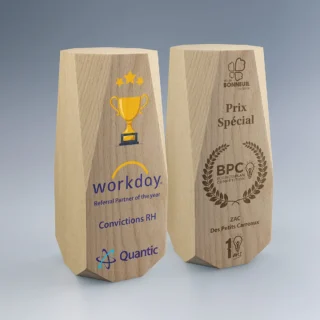 Trophée Bois Facetté Ruby avec gravure laser et marquage couleur personnalisés pour événements professionnels et sportifs.