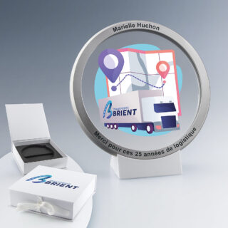 Grande Médaille XL argent personnalisable avec logo et texte gravés, impression couleur et coffret personnalisable pour événements et distinctions.