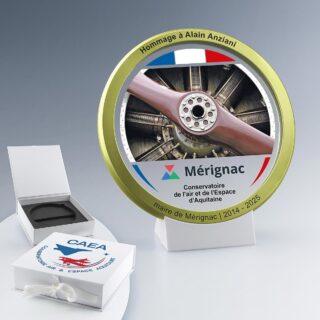 Grande Médaille XL or personnalisable avec logo d’entreprise, gravure laser et impression couleur, livrée dans un coffret personnalisé pour cérémonies et distinctions professionnelles.