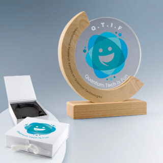 Trophée rond en verre et bois avec logo imprimé en quadrichromie et slogan gravé sur l'arc en bois.