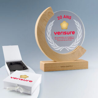 Trophée en bois et verre avec gravure laser des lauriers, impression couleur du logo et personnalisation nominative sur le socle.