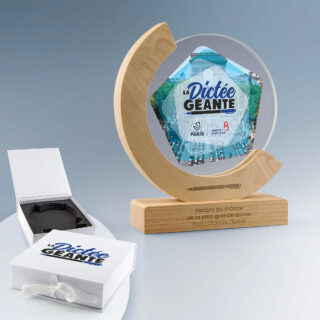 Trophée récompense événementielle en bois et verre avec impression photo haute définition sur le disque.