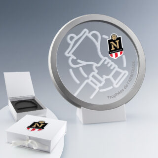 Médaille trophée argent en verre diamètre 170mm avec marquage logo couleur et socle de présentation blanc.