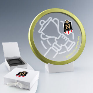 Grande médaille XL finition or 17cm en verre et métal avec gravure laser et logo couleur, présentée sur support avec coffret.
