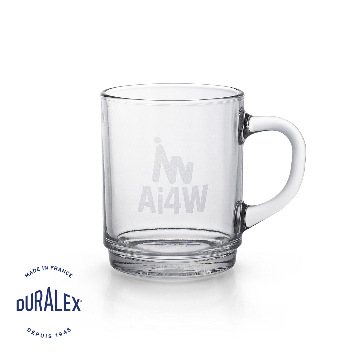 Avec son style rétro, le mug Duralex Versailles 26 cl sépia est un excellent support. Ensemble, nous réalisons une gravure laser impeccable qui résiste au temps et aux lavages intensifs, assurant une visibilité optimale.