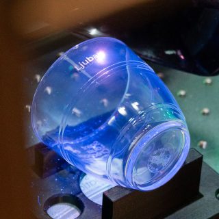 Gravure laser UV d’un verre Duralex personnalisé dans notre atelier