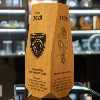 Trophée en bois vertical personnalisable avec logo et texte