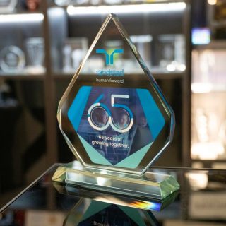 Trophée Iceberg en verre transparent sur socle, personnalisé pour une remise de prix.