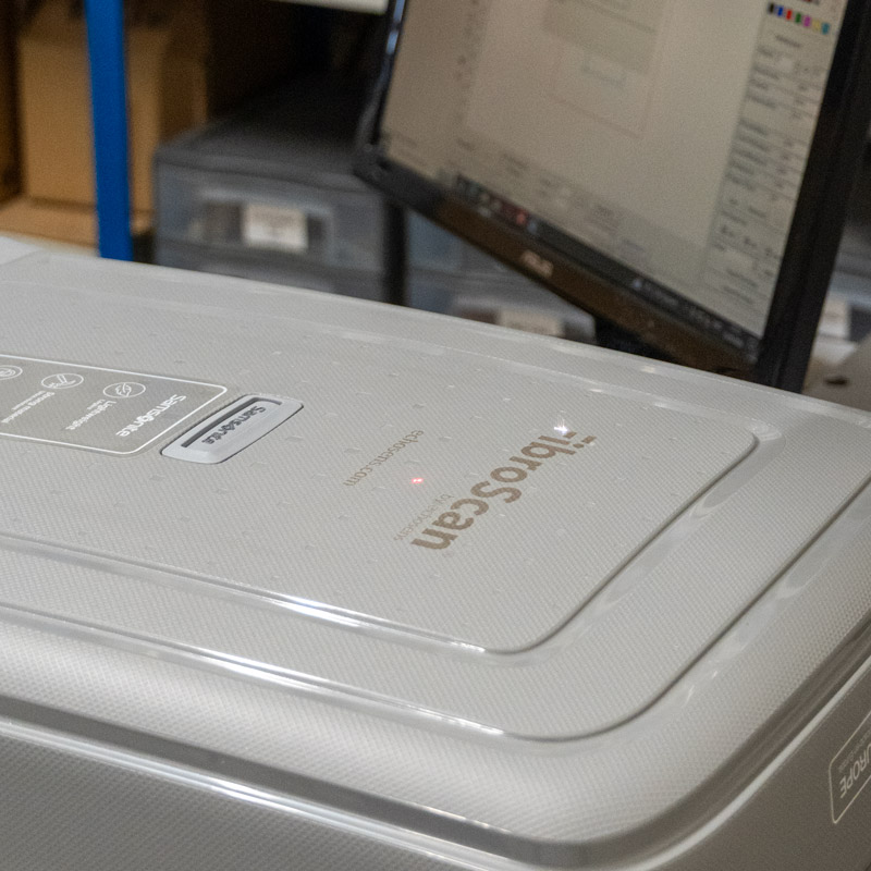 Gravure laser d’un logo sur une valise rigide grise dans notre atelier.